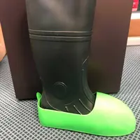 Des surchaussures en plastique permettent à l'éleveur de circuler d'un bâtiment à l'autre dans l'élevage sans enlever ses bottes.