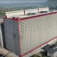 Cet «hotel à cochon» de 26 étages construit à Ezhou, dans le centre du pays, devrait produire à terme 600 000 porcs par an. Ce bâtiment se veut écolog