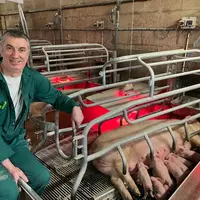 Yannick Onno, responsable d’élevage de la SCEA Porc-Yvel. « Grâce aux qualités maternelles des truies, nous intervenons peu en maternité, ce qui dégag