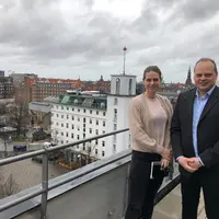 Anders Leegaard Riis, secrétaire en chef du secteur porcin au Seges, et Marianne Lynchøj, responsable communication, tous deux membres du Seges, ont p