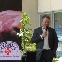 Peïo Etchelecu, salaisonnier et vice-président du Consortium, a démarré son discours avec un mélange de basque, gascon et béarnais, pour rappeler l'an