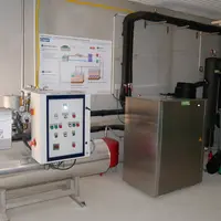 La pompe à chaleur préchauffe l’eau du réseau de chauffage jusqu’à 45°C. Le complément est apporté par la chaudière bi-gaz, alimentée en biogaz ou à d