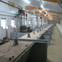 La surface de la case dans lle bâtiment est modulable. L’éleveur peut décaler les niches le long des cloisons selon l’âge des animaux.