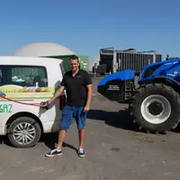 Nicolas Morel, l’un des deux associés de la SARL Morel Energies, devant le tracteur et l’un des véhicules alimentés en BioGNV. « Notre objectif est de