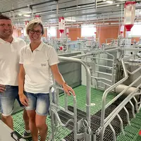 Stéphanie et Jean-Marc Langlais devant la case liberté Matek +. « Nous passons du temps en intérieur, profiter de la lumière naturelle est vraiment ap