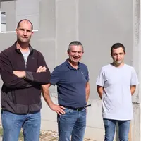 Ludovic Julien et Dominique Chalendard, avec Dimitri Souvignet, un jeune éleveur qui a investi dans une nouvelle maternité.