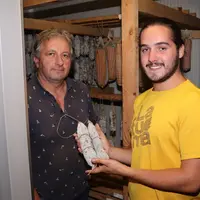 Le laboratoire de transformation à la ferme et deux séchoirs permettent de fabriquer des produits de charcuterie traditionnelle.