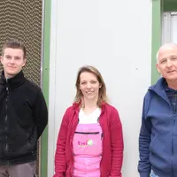 Guy Kerhervé, avec Véronique et Valentin, salariés chargés du naissage : « Notre objectif est de répondre besoin alimentaire de la truie à chaque étap