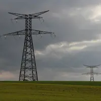 Pylones électriques dans les champs. Gène pour la réalisation des travaux et risque d'accident par électrocution. Electri