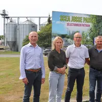 De gauche à droite : Didier Bazin, Alexandra Klouytten et Gérard Grall, Tromelin nutrition, avec Pascal Josse, devant son élev