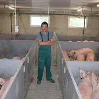 François Pinsault dans la partie engraissement du bâtiment cochettes : « Ce bâtiment nous permettra de produire sur site 676 c