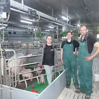 Guillaume Toquet, accompagné de Virginie (à gauche), l’ancienne salariée de l’atelier porc, et Clémence qui l’a remplacée, anc