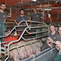 <em class="placeholder">Sébastien, chef d’élevage, à gauche, Léa, Marius, Clément et au fond Laurent Abiven, de Porc Armor Évolution</em>