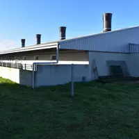 Le bâtiment est composé de deux salles de 400 places chacune avec un accès extérieur dans une courette semi-couverte.