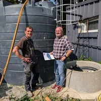 Jérôme Rondel (à gauche) et Antonio Beaudet, Eau Sure : « Mes cuves permettent désormais un prélèvement régulier de l’eau, ce