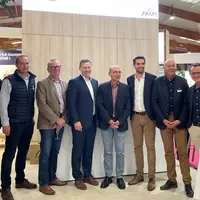 Les représentants d'Axiom et de Gènes Diffusion ont officialisé le lancement du verrat XXV, destiné au marché français.</