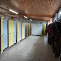 Grâce à ce vestiaire construit en 2020, tout le monde se change sur place.