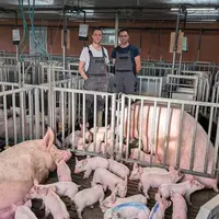 Anthony Ciron et son technicien Laurent Abiven, évaluent positivement les salles de lactation qui apportent un supplément de b