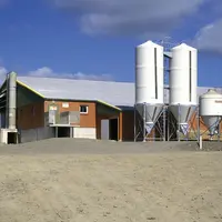 Porcins / bâtiment d'engraissement équipé d'une ventilation centralisée par une gaine béton sous le couloir central<