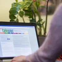 Agriculteur devant un ordinateur consultant la plateforme Telepac.
