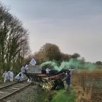 Les activistes pensaient attaquer un train de Sanders.