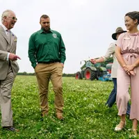 Le roi Charles III avec des agriculteurs