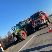 Les agriculteurs luttent aux côtés des pompiers au Mont d'Arrée (dans le Finistère).