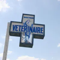 La visite sanitaire est prise en charge par l'État et réalisée par le vétérinaire sanitaire désigné par l’éleveur.