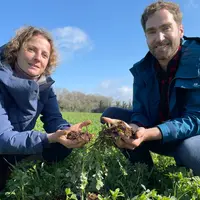 Sarah Singla, agricultrice aveyronnaise, et Pierre Girard, journaliste scientifique.