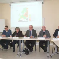 De gauche à droite, Elisabeth Sallé, vétérinaire OVS Porc Bretagne, Philippe Le Coz, vétérinaire président de l'URGTV, Karine Proux, chef de service r