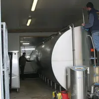 Quelques 30 ml de lait prélevés dans le tank à la fin de la traite suffisent à réaliser les comptages cellulaires de toutes les vaches.
