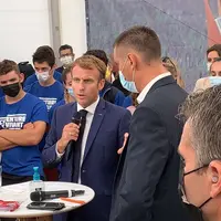 Emmanuel Macron avec des jeunes agriculteurs le 10 septembre 2021 à Terres de Jim