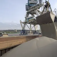 Chargement d'engrais azoté dans un port.