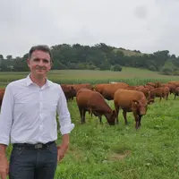 Eric Piolle, actuel maire de Grenoble, et candidat aux primaires écologistes souhaite que la filière de l’élevage se transforme pour aller davantage v