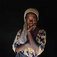 Une femme malawie regarde l'objectif