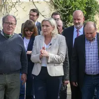 Marine Le Pen en campagne chez un céréalier dans l'Yonne.