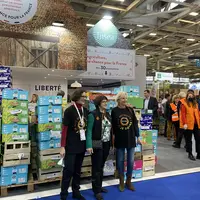 Opération de don alimentaire au salon de l'agriculture