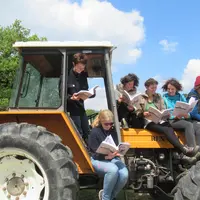 De gauche à droite : Céline Berthier (interviewée ici), Maud Benezit, Guilaine Trossat, Marion Boissier, Fanny Demarque, Florie Salanié, cinq agricult
