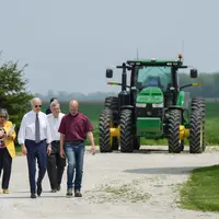 Joe Biden dans une ferme de l'Illinois le 11 mai 2022.