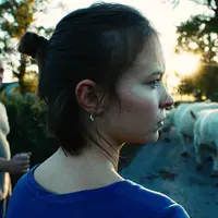 Constance, jouée par Diane Rouxel, veut reprendre la ferme de son père, incarné par Olivier Gourmet, et la sauver de la faillite.