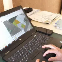 Agriculteur devant un ordinateur