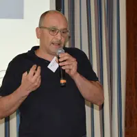 Daniele Castellani, vétérinaire praticien dans le Rhône et consultant en production laitière, suit la conduite alimentaire et de reproduction de troup