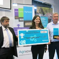 : Julie et Christian Davico, 1er prix du concours Agrinove 2019 avec l’entreprise Ombrea, avec Gilbert Grenier, professeur d’automatique et machinisme
