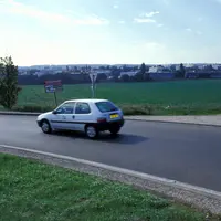 voiture sur une route de campagne