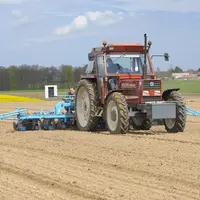 Agriculteur et son salarié lors des semis.