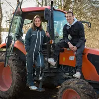 Bastien Couture et sa soeur Sarah sur l'exploitation agricole
