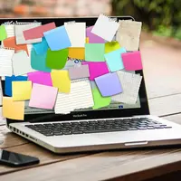 post-it sur un ordinateur