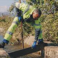 Julien, un agent de Réseau31, le service public de l’eau en Haute-Garonne, vient d’ouvrir les vannes, l’eau s’écoule le long du canal du Tuchan, issu