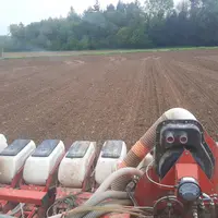 Semis de maïs sur sol humide dans l'Oise.