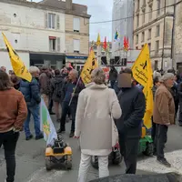 Militants anti-bassines devant le tribunal de Niort le 6 janvier.